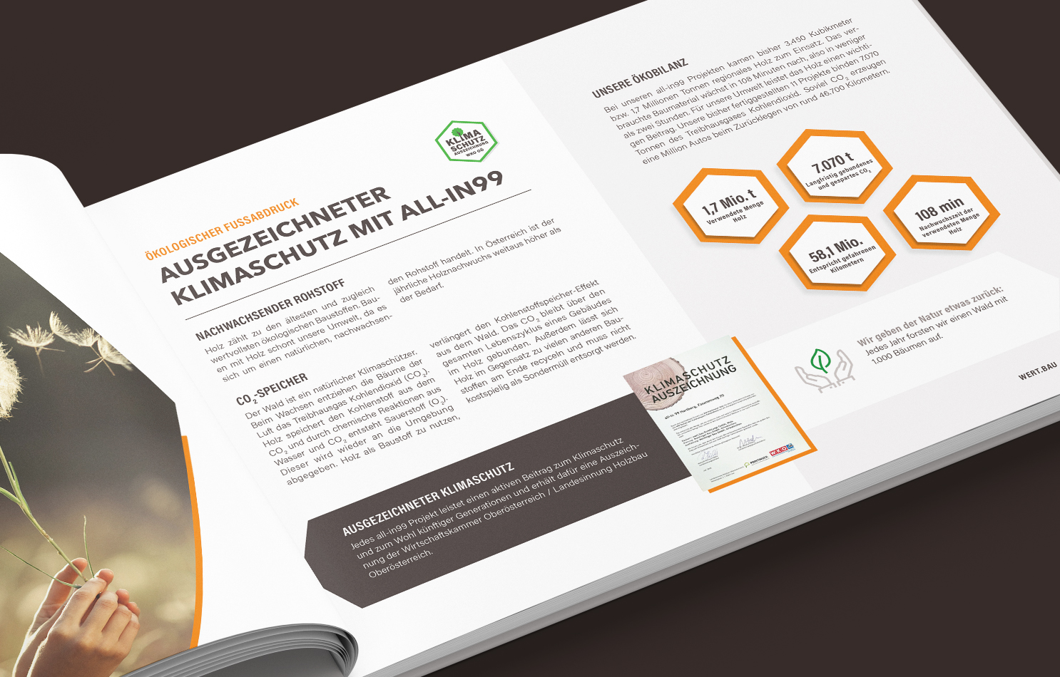 Aufgeschlagenes all-in99 Buch mit Informationen zum Klimaschutz