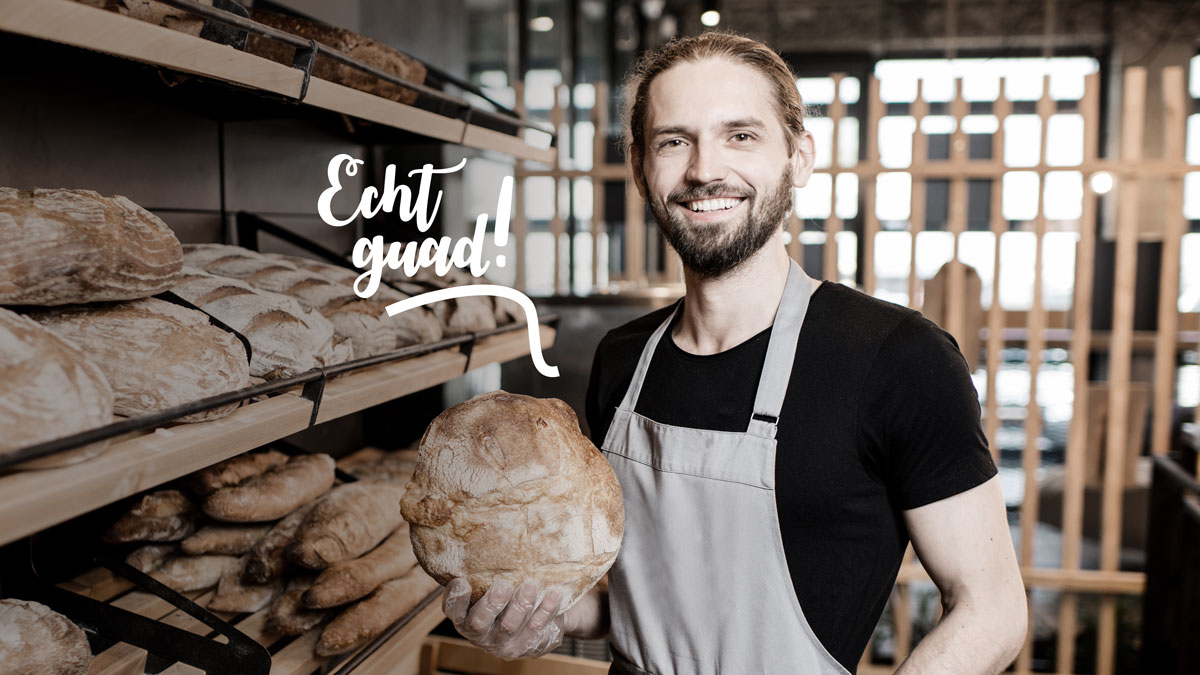 Brotverkäufer mit Laib Brot in der Hand